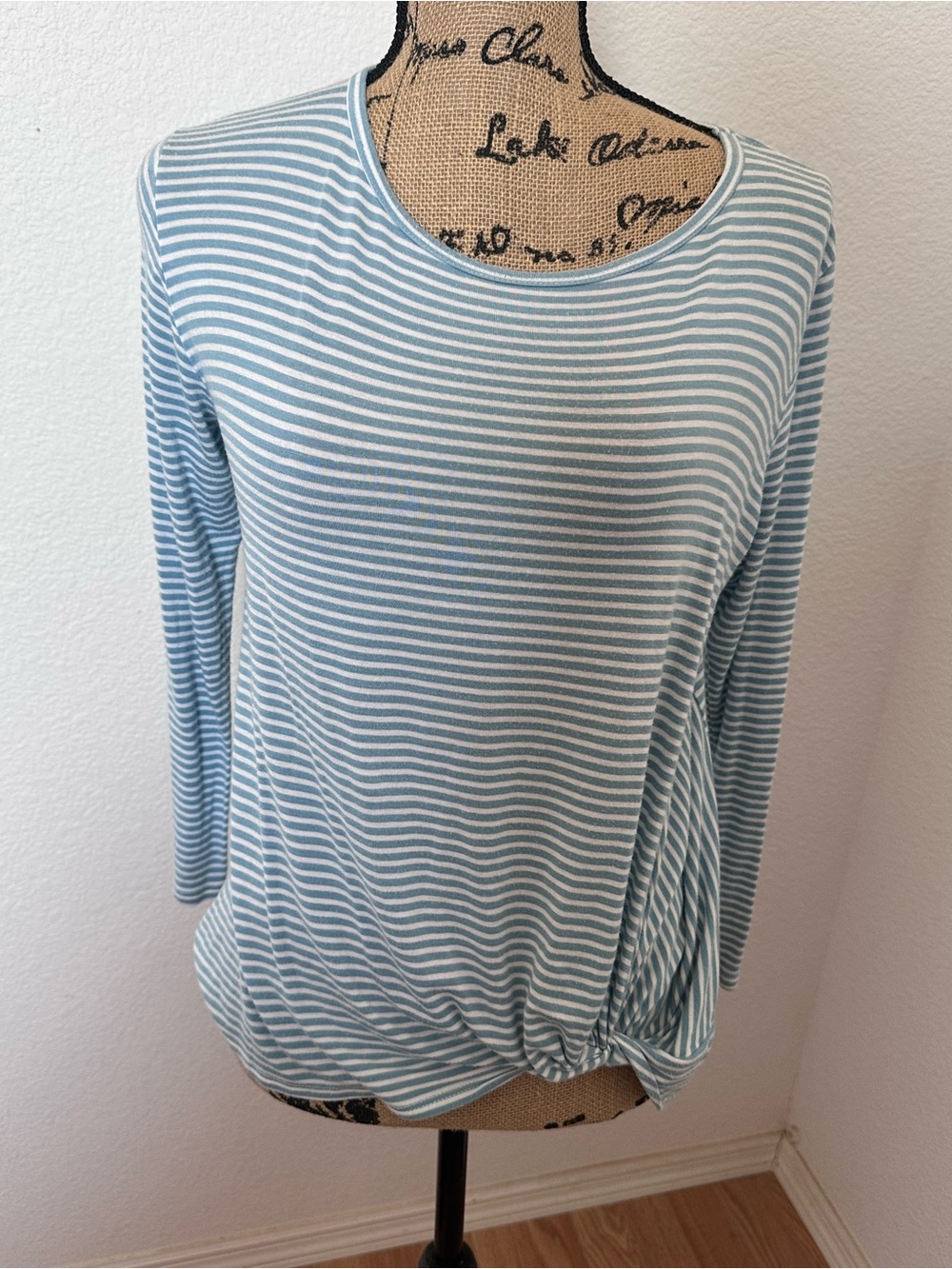 Ginger G Women’s Light Blue & White Striped Long-Sleeve Knot Hem Top M